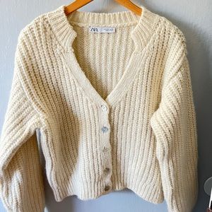 Beautiful sweater from Zara, size S. Creamy color. Good condition.